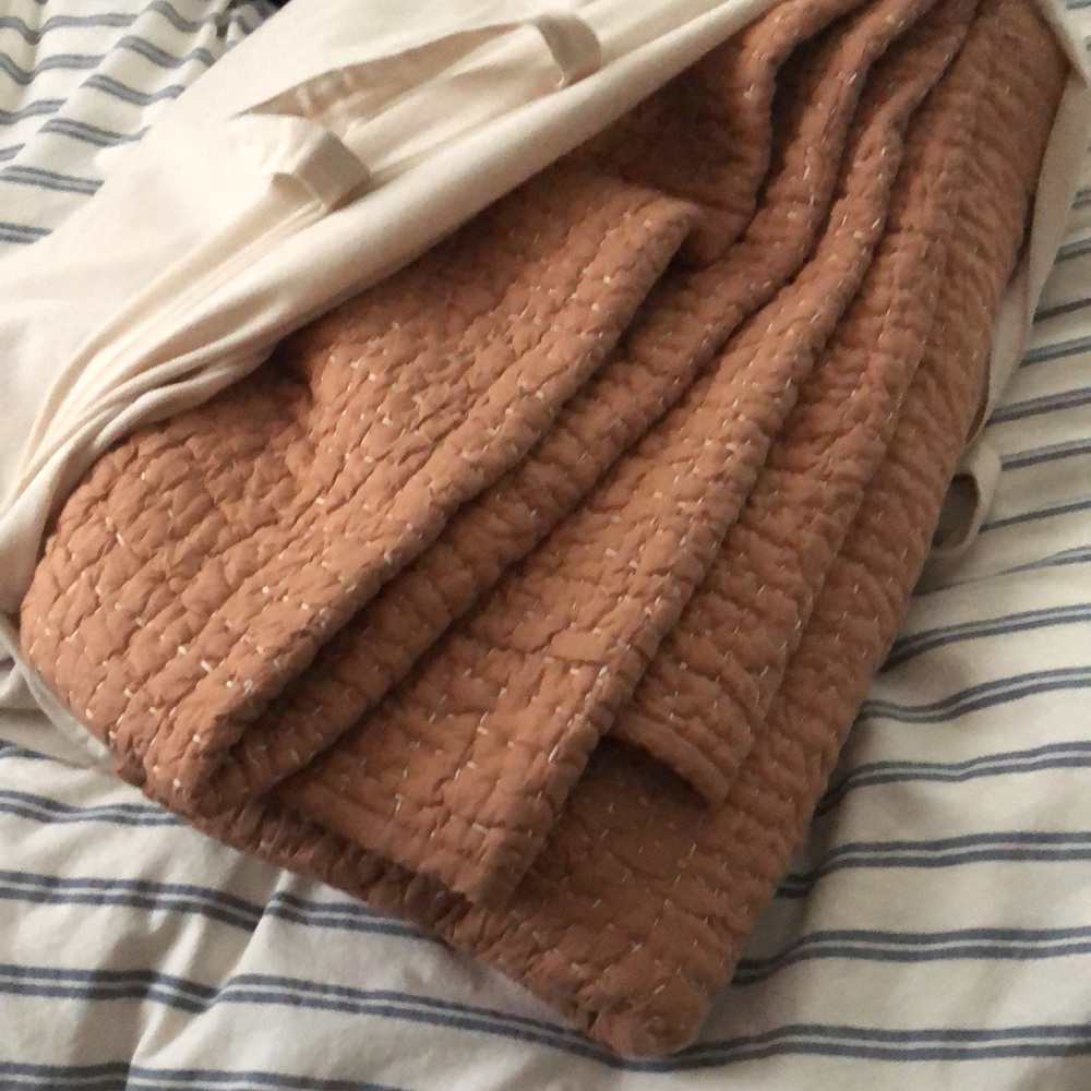 Coyuchi full/queen pebbled hand stitched quilt